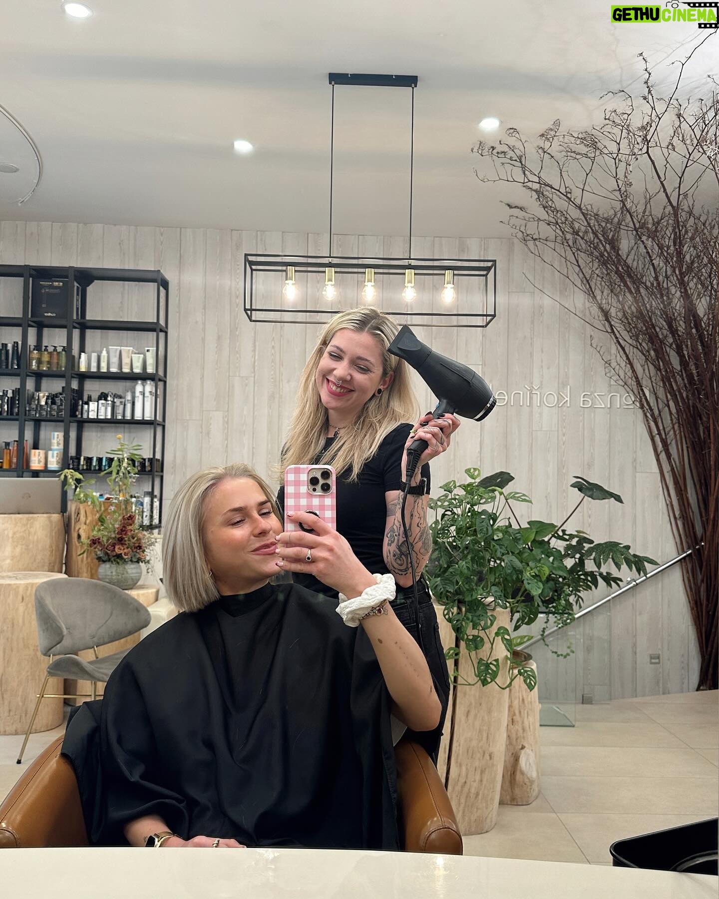 Mariana Prachařová Instagram - zkusila jsem za život hodně vlasových proměn a různých experimentů s barvou, ale myslim, že už je tomu konec. krátký vlasy a blond barva-to jsem prostě já👩🏼 teď jsme s Tesou vlasy jen lehce prostříhávaly a dělaly barvu s přelivem víc do studena. mi lu ju to!