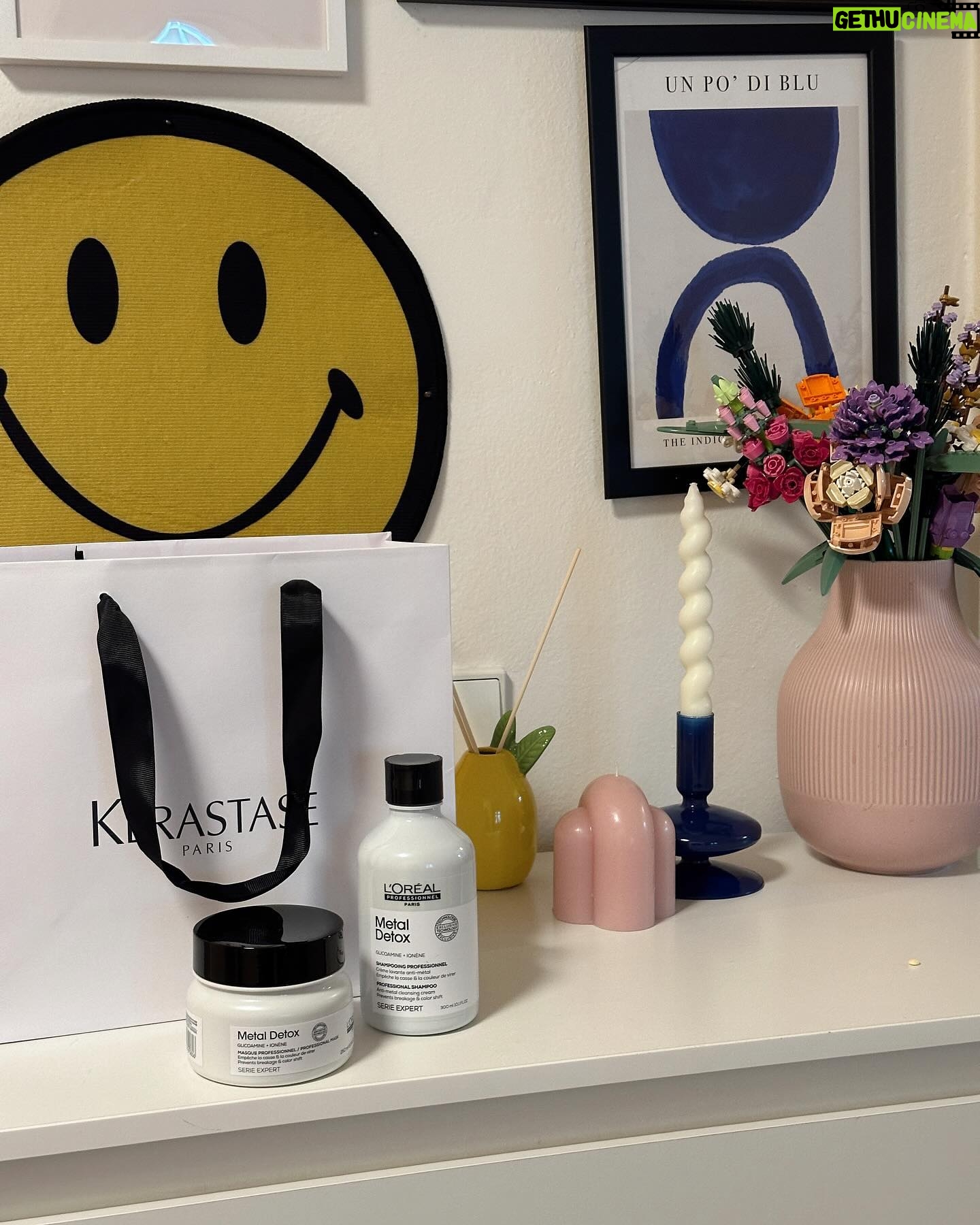 Mariana Prachařová Instagram - zkusila jsem za život hodně vlasových proměn a různých experimentů s barvou, ale myslim, že už je tomu konec. krátký vlasy a blond barva-to jsem prostě já👩🏼 teď jsme s Tesou vlasy jen lehce prostříhávaly a dělaly barvu s přelivem víc do studena. mi lu ju to!