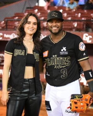 Marianly Tejada Instagram - Gracias de corazón @gigantescibao por este honor. One for the books! 🐴🏆🫶🏽🍾 #serie56