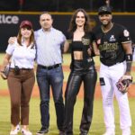 Marianly Tejada Instagram - Gracias de corazón @gigantescibao por este honor. One for the books! 🐴🏆🫶🏽🍾 #serie56