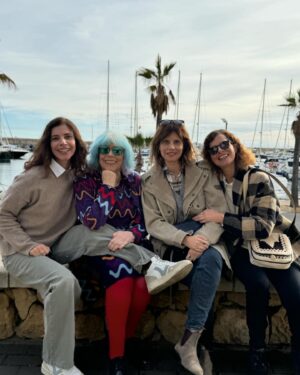 Maribel Verdú Instagram - Fue la última foto que nos hicimos las cuatro juntas el día de Navidad, después de comer.
Con  todo lo que desconocíamos y que nos iba a cambiar a los pocos días la vida. 
Para ti, en tu día, más amor que nunca mami. 
Estamos las tres unidas y celebrándote.
Te llamaremos sin parar el día de hoy como a ti te gusta 🤪😀