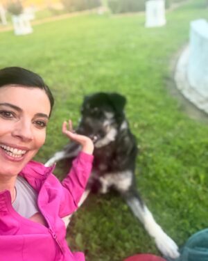 Maribel Verdú Instagram - El antes y el después con Rita al atardecer.
Al final entrenar después de rodar tiene su recompensa🤓💪😜🎬