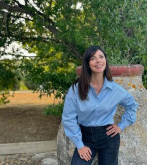 Maribel Verdú Instagram - 9 meses sin fumar.

Flores en mi camino de cada día.

Rita y El gallo  #elgallodemoron 

Aquí seguimos. 
#morondelafrontera 
#cuandonadienosve 
#azul 👕@guess