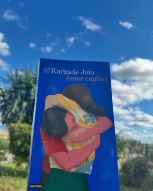 Maribel Verdú Instagram - Segundo libro que leo de @karmelejaio y de nuevo me ha removido, me ha enseñado, siento que leerla te hace un poquito más sabia acerca de la vida. Y del amor también...

#amorcapital 
#lavidaesmuycortaparaleerlibrosmalos 
#lecturas #libros #vida