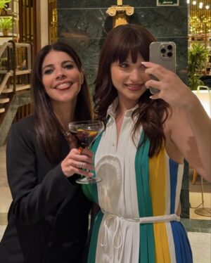 Maribel Verdú Instagram - Amigas que son un regalo.
Gracias Natalia @tachabeauty por hacer que las "trillizas" de la última foto hayamos gozado de un fin de semana en @hoteldonpepegm rodeadas de amor, mimos y risas en momentos más necesarios que nunca. 
Y a @bellezaenvena por elegir a personas tan importantes en mi vida para gozarlo.

@aura_garrido 💖
@nataliaverbeke 💖
@lavidaencris 💖
@mirela_balic 💖
@verducarlota 💝
@marina_verdu2 💝