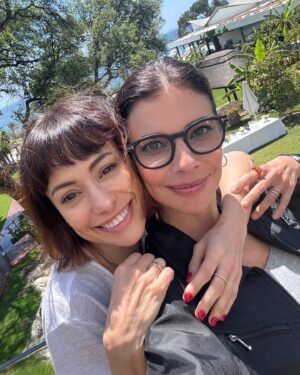 Maribel Verdú Instagram - Amigas que son un regalo.
Gracias Natalia @tachabeauty por hacer que las "trillizas" de la última foto hayamos gozado de un fin de semana en @hoteldonpepegm rodeadas de amor, mimos y risas en momentos más necesarios que nunca. 
Y a @bellezaenvena por elegir a personas tan importantes en mi vida para gozarlo.

@aura_garrido 💖
@nataliaverbeke 💖
@lavidaencris 💖
@mirela_balic 💖
@verducarlota 💝
@marina_verdu2 💝
