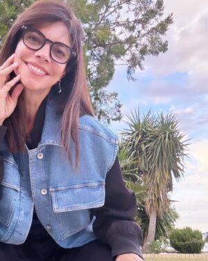 Maribel Verdú Instagram - El chaleco, mi prenda favorita.
Mi amiga @elenabeautyalien bien lo sabe😜
Y Lidia, que mi animal es el 🐧 (cuarta foto) Gracias linda.

@pomandere 
@e_h_m_o_d_a