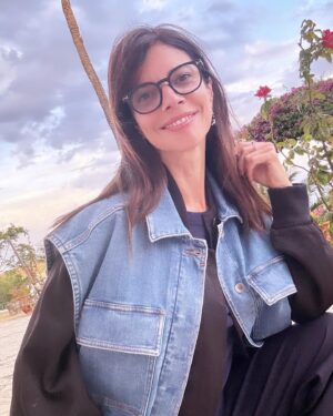 Maribel Verdú Instagram - El chaleco, mi prenda favorita.
Mi amiga @elenabeautyalien bien lo sabe😜
Y Lidia, que mi animal es el 🐧 (cuarta foto) Gracias linda.

@pomandere 
@e_h_m_o_d_a