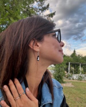 Maribel Verdú Instagram - El chaleco, mi prenda favorita.
Mi amiga @elenabeautyalien bien lo sabe😜
Y Lidia, que mi animal es el 🐧 (cuarta foto) Gracias linda.

@pomandere 
@e_h_m_o_d_a