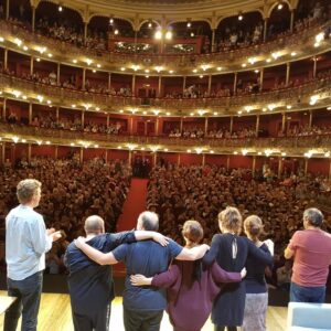 Maribel Verdú Instagram - #felizdiadelteatro 
#diamundialdelteatro 
#invencible mi última función.
Trabajaría cada día con ellos. Pero afortunadamente no los tengo solo en las tablas, forman parte muy importante de mi vida.
@nataliaverbeke 
@jorgecalvo_oficial 
@jorgeboschactor 
@castropilarcordero