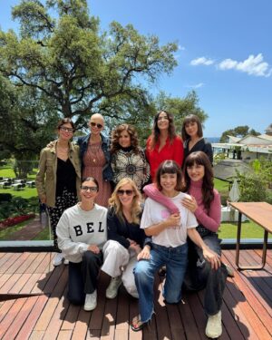 Maribel Verdú Instagram - Amigas que son un regalo.
Gracias Natalia @tachabeauty por hacer que las "trillizas" de la última foto hayamos gozado de un fin de semana en @hoteldonpepegm rodeadas de amor, mimos y risas en momentos más necesarios que nunca. 
Y a @bellezaenvena por elegir a personas tan importantes en mi vida para gozarlo.

@aura_garrido 💖
@nataliaverbeke 💖
@lavidaencris 💖
@mirela_balic 💖
@verducarlota 💝
@marina_verdu2 💝