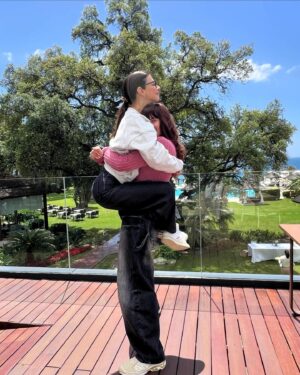 Maribel Verdú Instagram - Amigas que son un regalo.
Gracias Natalia @tachabeauty por hacer que las "trillizas" de la última foto hayamos gozado de un fin de semana en @hoteldonpepegm rodeadas de amor, mimos y risas en momentos más necesarios que nunca. 
Y a @bellezaenvena por elegir a personas tan importantes en mi vida para gozarlo.

@aura_garrido 💖
@nataliaverbeke 💖
@lavidaencris 💖
@mirela_balic 💖
@verducarlota 💝
@marina_verdu2 💝