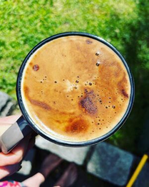 Marie Doležalová Instagram - Dneska jsem si uvědomila, že nemusím závidět ostatním, že si zapínají na dovolených polohový ukazatele z úžasnejch dovolenkovejch míst, že si můžu vyfotit kafe a označit tam, že jsem třeba v Řecku.  Je to trapný, ale říká se, že máme mít radost z maličkostí. Počítá se i tohle? A kam byste vy jeli? A co byste tam dělali? Snít je někdy víc než mít! Napište nám, kde právě teď vysněně pijete kafíčko vy!Ať si počteme!♥️ P.S.: znáte to místo, co jsem označila já? Je to prej nejkrásnější vesnička světa! Gůgl it!