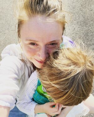 Marie Doležalová Instagram - Milý mamky, posílám vám velkou náruč obdivu. Však vy víte za co. Za to malý, denodenní. Za to, za co pořád tak nějak bojujeme, aby jsme byly uznaný, ale je to jenom votravný. Zdravím vás, vás všechny, co jste taky jako já ministryně neviditelný práce! Ale mám dobrou zprávu, já už jsem to vymyslela, my si ten obdiv musíme dávat navzájem, jedna druhý, třeba jenom v pohledu, když se potkáme, usmívat se na sebe a vědět o sobě a dodávat si tu tolik potřebnou vzpruhu. Nemusíme pořád všem vysvětlovat, že jsme sice unavený, ale že utíkat od nich nikam nechceme, protože je to sice náročný, ale pro nás a pro ně tak strašně důležitý. Nemusíme ani poslouchat, že jsme si je neměli dělat, když si teď stěžujeme. Jako stejně to poslouchat budeme, proto posílám dnes malou náruč obdivu, abysme v sobě bez agrese a s něžným pocitem vybudovaly tu sebedůvěru, že to co děláme, je taky práce. A jak někdo nádherně řekl v jednom videu, který mi dodalo krásný pocit tento týden, ať už to vypadá jakkoliv, je toto nejdůležitější  práce, kterou kdy budeme mít. P..S.: Předem se omlouvám Komukoli, koho by se mohlo dnes toto psaní dotknout, nemůže být každé psaní úplně hyperkorektní a toto jistě najde svoje duše, kterým to bylo třeba do uší❤️