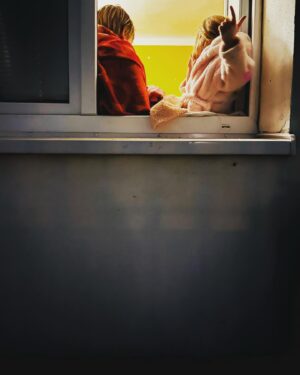 Marie Doležalová Instagram - Nějaká paní prej zjistila, že když poprosí šváby v koupelně, aby jí šli na lopatku, že ji tolik neutíkají. Vyprávěla jsem to dětem a o pár dní později jsem v koupelně našla tři pavouky. Toho prvního jsem trpělivě vynesla na terasu. Druhej mě naštval, že utíká, tak jsem ho z netrpělivosti po dvou hodinách úklidu zabila. Ten třetí kličkoval sem a tam a tak mu zcela vážně říkám: “hele, pavouku, toho před tebou jsem zabila, jestli nebudeš spolupracovat, už na to nemám.” A pavouk? Hned vlez sám do skleničky. To je teď u nás oblíbená historka děti. V tý knize se taky psalo, po příhodě se švábem, že jinej pán měl strašnou hádku se svým šéfem a večer před spaním si doma nahlas řekl všechno, co by mu k tomu chtěl říct. Druhej den přišel do práce a šéf ho normálně pozdravil, jako by si to vyříkali. Prostě prý když na druhé mluvíme, nahlas a na dálku; slyší to. Zajímavý. Možná vám to přijde ujetý. Ale heleďte, já to teď zkouším, když jsem doma sama. Mluvím na prvního kluka, mluvím na toho, na tamtu, na sebe, mluvím na různý lidi, co jsem jim v tu chvíli nic neřekla a dodnes taky ne. Mluvím hlavně do minulosti. A jsem v úžasu, co je v nás zavřený. Já třeba mluvit neumím. Psát jo, ale mluvit? Neumím pustit do slov to, co fakt cítím. O odpuštění by se toho dalo asi napsat víc, ale nevím, jestli jste věděli, že první krok je dostat ze sebe všechnu křivdu a nadávky (viděli jste to video? Babička, co odpustila Mengelemu? Začala dopisem plným sprostých urážek. Pak se rozplakala. On se jí zjevil. A pak pochopila, že s ním už to nemá nic, že bez odpuštění je pořád s ní a že už ho musí propustit.) teprve po tom divokým a bolavým (samo) přichází nějaký prozření. Většinou jak to měl ten druhej v tu chvíli. Často to s námi tak nějak vůbec nesouviselo. Neuvěřitelný. Odouštění je velká věc, lék. Dělá se kvůli nám, ne kvůli nim. Odpuštění je vlastně skoro to nejkrásnější v životě. Je to přestat požadovat pro druhého trest za to, co nám provedl. Krásný podzimní dny a lehko v duši na zimu přeju! #autumnvibes