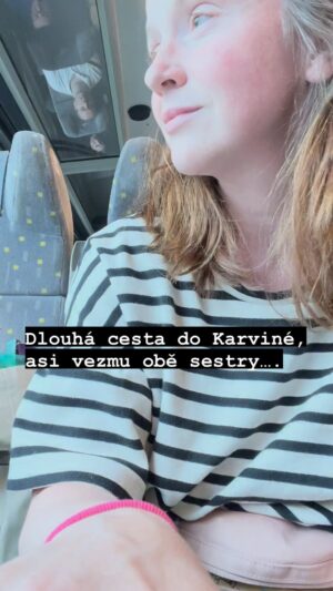 Marie Doležalová Instagram - Těžký život bez sester….🤣 (doporučuju pustit i ten zvuk, štístko a poupenka to vystihli😀😀)