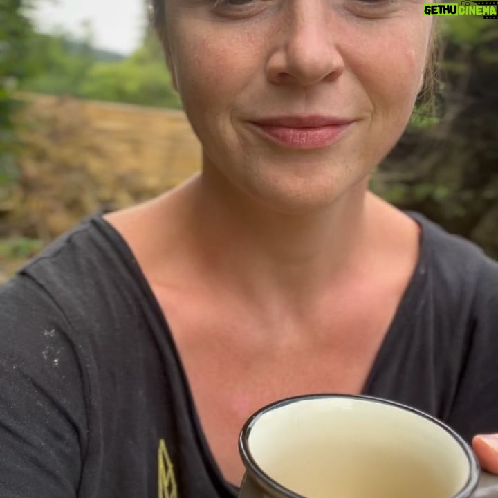 Marie Doležalová - 2.3K Likes - Nedalo mi to, vysvětlení na příkladu servírky v kavárně, proč i respektující výchova vyžaduje hranice.❤️ A pro věčné rýpaly, kteří na to řeknou, proč to ty děti tady neumí hned: protože jsou děti a musí se to učit, postupně. Laskavým přístupem je naucime nejen hranice respektovat, ale i jim rozumět. Ve starším věku nám zrcadlí trpělivost a ohleduplnost, se kterou s nimi zacházíme.