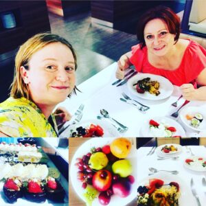 Marie Doležalová Instagram - Ahoj mami! Víš, jak jsem ti psala, že si máš zarezervovat ten červnový víkend, že něco podniknem na tvoje narozeniny? Tak jsem ti chtěla říct, že spolu zase pojedeme do Trýčka! Někdo je ten typ, že by si to nejvíc užil, kdyby to bylo překvapení úplně na poslední chvíli, ale já vím, že ty jsi to nejvíc užiješ, když se na to budeš moct už odteď těšit. Jediný, abychom samozřejmě byli všichni zdraví, protože jsme si to už dlouho představovali, že takhle pojedem my s Markem, děti a taky v druhým pokoji ty- a ty plány s dětma, to je kapitola sama pro sebe. Co ti budu povídat, tváří se to jako dárek pro tebe, ale my chcem hlavně jít večer na tu skleničku vína a bez dětí na rassulbath!! Šmarija to bude žůžo!! Asi se ptáš, proč ti to píšu takhle veřejně! No protože v @treeofliferesort mají až do konce dubna 15% slevu na pobyty pro ženy! Tak třeba někdo taky vezme mámu nebo kámošku, viď! Diky nám! (No a za druhý, žádnej wellnes si člověk tak neužije jako ten, co mu ho tvrdě pracující trochu záviděj, že?) Tak jim sem v tom červnu ještě naházíme pár fotek, jo? @renacied @treeofliferesort