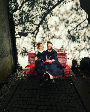Marie Doležalová Instagram - “A ty neděláš teda nic, jenom jsi s dětma?”
“Nojo, to víš, já mám tisíc plánů, ale pak když mám chvíli pro sebe, tak se na všechno vykašlu, protože zjistím, že se potřebuju jenom zdrojovat.”
“Jako finančně?”
“Neeee, ty neznáš slovo zdrojovat?”
“Ne.”
“No to teď frčí mezi mama influencearkama, já se tomu týden smála, ale teď už to používám naprosto vážně. Prostě že se musíš zdrojovat. Mít čas pro sebe.”
“A co třeba děláš?”
“No já nevím, nemusíš jít na masáž nebo nehty, prostě si jenom čtu třeba. Jdu na procházku. Fígl je, že se zeptáš sama sebe, co bys chtěla a splníš si to.”
“No počkej, to já jsem ale strašně nezazdrojovaná, už dlouho!”
“No to neblázni, fakt jo? Já myslela že jsi právě zazdrojovaná.”
“No ne!”
“No to nepodceňuj. Hele, je neskutečný, že už třeba dvě hodiny týdně dělaj strašně, ale strašně moc.”
“Ale já uklízím, třeba.” 
“No- tak neuklízej. Víš co, to je fakt in výraz, používá se to třeba ve stories, jako že “byla jsem nezazdrojovaná, tak jsem ho seřvala” Hodně se o tom mluví, že pak seš lepší máma, že máš ten zdroj, ono je to fakt znát, všechny situace líp zvládáš, víš?”
“Hele, jak si děcka hrají, já se asi parádně zdrojuju. “
“Já taky.”
“Už to používám taky vážně.”
“Nojo, to je rychlý. Musíš se zdrojovat.”
“No dobre, no.”
@kristina.tormova 
A zdravím i @velkyholkynebreci a @xpetrasommer a @velkyholkynebreci , mé zdrojovací zdroje🤣