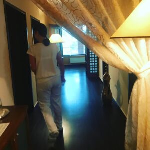 Marie Doležalová Instagram - Ahoj mami! Víš, jak jsem ti psala, že si máš zarezervovat ten červnový víkend, že něco podniknem na tvoje narozeniny? Tak jsem ti chtěla říct, že spolu zase pojedeme do Trýčka! Někdo je ten typ, že by si to nejvíc užil, kdyby to bylo překvapení úplně na poslední chvíli, ale já vím, že ty jsi to nejvíc užiješ, když se na to budeš moct už odteď těšit. Jediný, abychom samozřejmě byli všichni zdraví, protože jsme si to už dlouho představovali, že takhle pojedem my s Markem, děti a taky v druhým pokoji ty- a ty plány s dětma, to je kapitola sama pro sebe. Co ti budu povídat, tváří se to jako dárek pro tebe, ale my chcem hlavně jít večer na tu skleničku vína a bez dětí na rassulbath!! Šmarija to bude žůžo!! Asi se ptáš, proč ti to píšu takhle veřejně! No protože v @treeofliferesort mají až do konce dubna 15% slevu na pobyty pro ženy! Tak třeba někdo taky vezme mámu nebo kámošku, viď! Diky nám! (No a za druhý, žádnej wellnes si člověk tak neužije jako ten, co mu ho tvrdě pracující trochu záviděj, že?) Tak jim sem v tom červnu ještě naházíme pár fotek, jo? @renacied @treeofliferesort