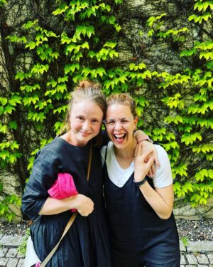 Marie Doležalová Instagram - Konečně do Prahy přijela Kristina. Sleduju ji už dýl a jako by to bylo moje slovenský alterego, herečka, ale vlastně máma, influencerka, ale hlavně si ze sebe udělat legraci a bejt autentická, spisovatelka, zrzka, co proletěla konkurzama kvůli slavnějším kolegyním, ale když z toho udělá historku, čůrá smîchy. Když mi před dvěma lety napsala “když jsem otevřela tvoji knížku Kafe a cigárko, naštvalo mě, že jsi to nepsala ty a nenapadlo to mě”, poprosila jsem jí, jestli si můžeme říkat kamarádky, přestože si jenom píšeme zprávy na instáči a nikdy jsme se neviděly. Tak včera jo. Znáte to, jak jste se s někým ještě nikdy neviděli a pak po těch třicetišesti letech navážete…tam někde rovnou uprostřed upřímnýho hovoru? Nojo, co vám budu. Znáte Instagram, všechno trochu přehání. Prostě jsme si konečně daly rande a děti se nám zabavily a my se zdrojovaly. 
P.S.: Nevîte, co je zdrojovat? O tom hned v příštím příspěvku! @kristina.tormova