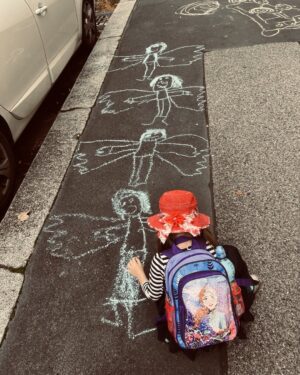 Marie Doležalová Instagram - Hrajeme s Alfí na bárbínu, co našla v křoví duhovýho psa. Alfí: “Mami, dyť je bosa, dej jí k tomu přece boty.” Zoufale se mi nechce po celým dni hledat ty botičky pro bárbínu, co maj podpatky, tak se z toho vymlouvám: “Myslela jsem, že bych jí nechala tyhle tenisky, bude v nich chodit do přírody a diky tomu toho kouzelnýho psa přece najde. V podpatcích nic neujdeš.” Alfí po usilovným přemýšlení:. “Ale tak by to byly kouzelný podpatky, co by ji tam donesly samy.” “Já:”Ty fakt hodně chceš, aby k těm šatům měla podpatky, viď?” Zatváří se na nočníku smutně. Já:. “Hele, jestli hodně chceš, půjdu ty střevíčky v tom bordelu hledat.” Je šťastná a mezitím, co zoufale hledám mě do zad utěšuje: “mami, podpatky jsou přeci dobrý. Musíš v nich jenom hezká jít. Nemůžeš běhat, chodit moc.” Já: “že v nich nemůžeš dělat nic těžkýho, viď? Třeba nosit těžký věci. “ Alfí: “Musíš na sebe dávat pozor.” Krásný, holčička mi vysvětlila, proč nás podpatky dělají víc ženami. Hlídají, aby z nás nebyly udřený muly🙂♥️