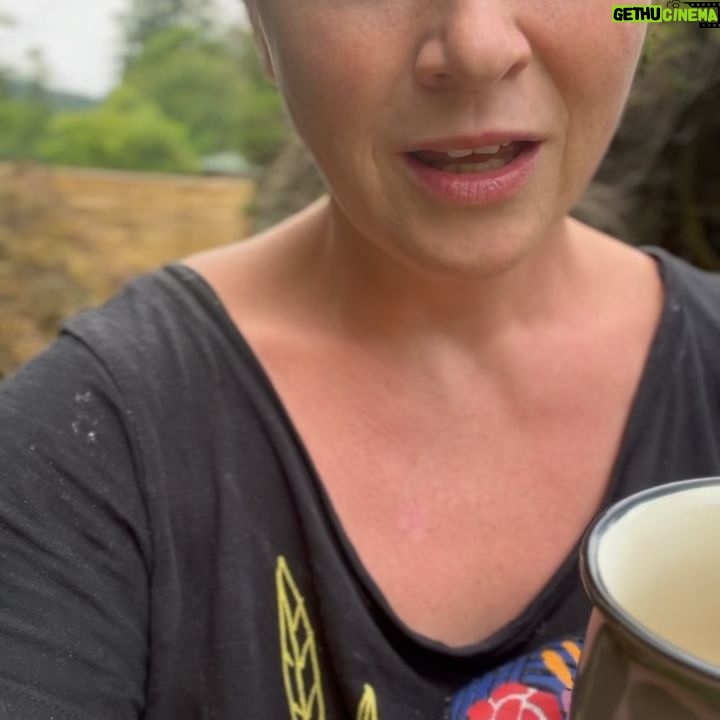 Marie Doležalová - 2.3K Likes - Nedalo mi to, vysvětlení na příkladu servírky v kavárně, proč i respektující výchova vyžaduje hranice.❤️ A pro věčné rýpaly, kteří na to řeknou, proč to ty děti tady neumí hned: protože jsou děti a musí se to učit, postupně. Laskavým přístupem je naucime nejen hranice respektovat, ale i jim rozumět. Ve starším věku nám zrcadlí trpělivost a ohleduplnost, se kterou s nimi zacházíme.