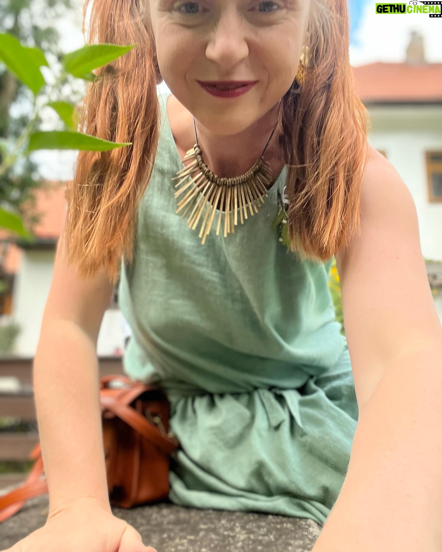 Marie Doležalová - 4.8K Likes - @tereza.voriskova Tak dneškem jsem dokázala, že ty tvoje šaty jsou geniální, Terezko. Zatímco celý léto je tahám po chalupách a poctivě je prasím, tak jak sis to přála, dneska jsem je vynesla na svatbu. Tak si predstavuju geniálně univerzální šaty! Dík!!!♥️♥️ P.S.: Luky a Denisko, děkujeme za pozvání, měli jste to krásný!!