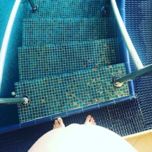 Marie Doležalová Instagram - Ahoj mami! Víš, jak jsem ti psala, že si máš zarezervovat ten červnový víkend, že něco podniknem na tvoje narozeniny? Tak jsem ti chtěla říct, že spolu zase pojedeme do Trýčka! Někdo je ten typ, že by si to nejvíc užil, kdyby to bylo překvapení úplně na poslední chvíli, ale já vím, že ty jsi to nejvíc užiješ, když se na to budeš moct už odteď těšit. Jediný, abychom samozřejmě byli všichni zdraví, protože jsme si to už dlouho představovali, že takhle pojedem my s Markem, děti a taky v druhým pokoji ty- a ty plány s dětma, to je kapitola sama pro sebe. Co ti budu povídat, tváří se to jako dárek pro tebe, ale my chcem hlavně jít večer na tu skleničku vína a bez dětí na rassulbath!! Šmarija to bude žůžo!! Asi se ptáš, proč ti to píšu takhle veřejně! No protože v @treeofliferesort mají až do konce dubna 15% slevu na pobyty pro ženy! Tak třeba někdo taky vezme mámu nebo kámošku, viď! Diky nám! (No a za druhý, žádnej wellnes si člověk tak neužije jako ten, co mu ho tvrdě pracující trochu záviděj, že?) Tak jim sem v tom červnu ještě naházíme pár fotek, jo? @renacied @treeofliferesort