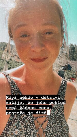Marie Doležalová Instagram - Dospělý, který nikdy jako dítě nazažil být respektován, vidí vaši výchovu svou zraněnou optikou. Respektující vychova neznamena, že dítě nemá hranice. Neznamená ani, že dítě řídí váš život, ten musíte jako rodič řídit. Dává ale dítěti velký prostor a respektuje, když není propravené udělat nějaký krok, který po něm chceme. A to je pro některé dospělé naprosto nepřijatelné.