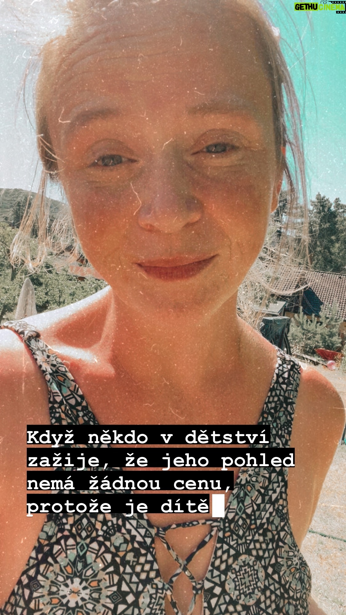 Marie Doležalová - 6K Likes - Dospělý, který nikdy jako dítě nazažil být respektován, vidí vaši výchovu svou zraněnou optikou. Respektující vychova neznamena, že dítě nemá hranice. Neznamená ani, že dítě řídí váš život, ten musíte jako rodič řídit. Dává ale dítěti velký prostor a respektuje, když není propravené udělat nějaký krok, který po něm chceme. A to je pro některé dospělé naprosto nepřijatelné.