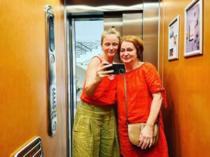 Marie Doležalová Instagram - To nejhezčí, co můžeme darovat je společný čas. (Dobře, k tomu Cote du Rhone na terásce hotelového pokoje a dopolední hydromasáž, ale to je proto, že si to máma za všechnu tu péči o nás fakt zaslouží.🙂) Takže diky, mami, že jsi mi za složený zkoušky z klavíru koupila kazetu super šmoulí disko šou. A díky, že když jsem poprvé v obchodě zahlédla jahodovou Milky way, ty už jsi ji dávno pro mě měla v tašce, abych ji ochutnala. Děkuju za všechno ostatní; co jsem ani nevnímala.❤️ tenhle pobyt je to nejmenší,  co si zasloužíš🙂 P.S.: Pokud máte třeba babičku, které byste chtěli říct velké díky, slíbila jsem v Tree of Life, že vám řeknu o balíčcích pro seniory. (Odkaz ve stories.) P.S.:Když projedete všechny tři fotky, je vidět, jak se zavírají dveře výtahu. Venku byly moje děti a nás zavolali do čtvrtýho patra. Děti se zmateně toulali mezi svatebčani ve foyeru. Takže trochu “Doležalky” styl😃😃 @treeofliferesort
