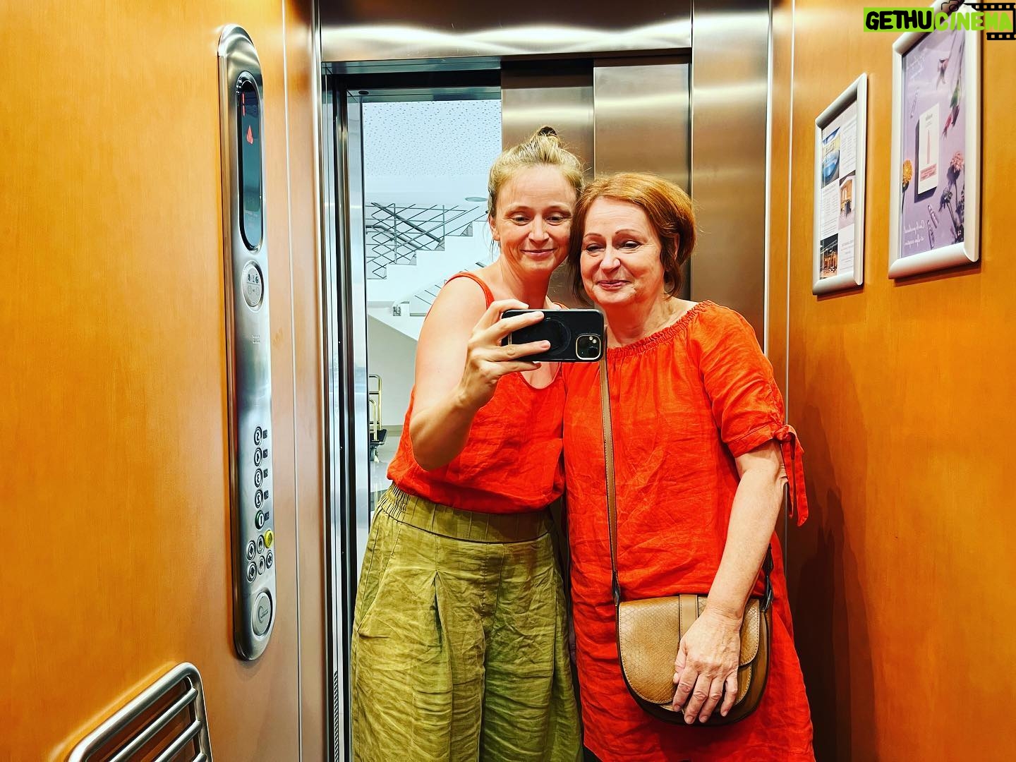Marie Doležalová - 1.1K Likes - To nejhezčí, co můžeme darovat je společný čas. (Dobře, k tomu Cote du Rhone na terásce hotelového pokoje a dopolední hydromasáž, ale to je proto, že si to máma za všechnu tu péči o nás fakt zaslouží.🙂) Takže diky, mami, že jsi mi za složený zkoušky z klavíru koupila kazetu super šmoulí disko šou. A díky, že když jsem poprvé v obchodě zahlédla jahodovou Milky way, ty už jsi ji dávno pro mě měla v tašce, abych ji ochutnala. Děkuju za všechno ostatní; co jsem ani nevnímala.❤️ tenhle pobyt je to nejmenší, co si zasloužíš🙂 P.S.: Pokud máte třeba babičku, které byste chtěli říct velké díky, slíbila jsem v Tree of Life, že vám řeknu o balíčcích pro seniory. (Odkaz ve stories.) P.S.:Když projedete všechny tři fotky, je vidět, jak se zavírají dveře výtahu. Venku byly moje děti a nás zavolali do čtvrtýho patra. Děti se zmateně toulali mezi svatebčani ve foyeru. Takže trochu “Doležalky” styl😃😃 @treeofliferesort