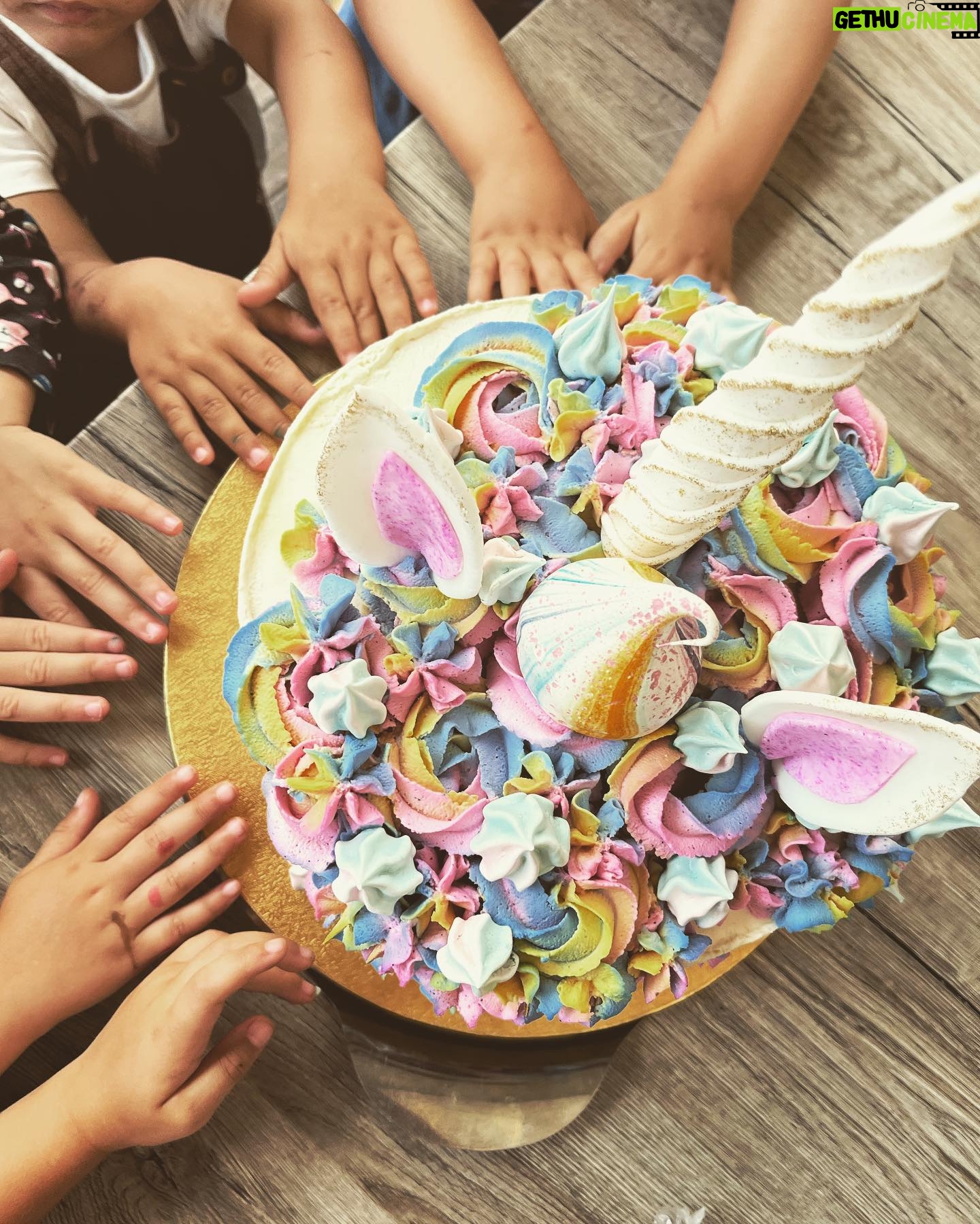 Marie Doležalová - 1.2K Likes - Boží dort, ze kterýho byly děti úplně odvařený. Dort, pár balónků, oblíbený místo kam rádi chodíme, pár mám, pár dětí, bojovka pro všechny děti, za kterou dostalo každý dítě svýho plyšáka. (Tímto děkuji @lidlcz Za to, že mi před 3 lety Poslali tu krabici plnou plyšáků, tehdy jsem nevěděla, co s nima, tak sem je šoupla na půdu. Teď si každý dítě odneslo jednoho z nich.) Celou organizaci jsem pojala naprosto na háku, stejně je to o lidech. A bylo to skvělý. Moc dekuju @dreampicnic.cz za ten dort s catering. Děkuji všem, co jste mi psali se svými nabídkami, vybrala jsem si nakonec tento, protože se mi strašně líbí, že ty duhový barvy dělají přírodními barvivy. Chutnal nám strašně moc, odteď už s váma!!❤️