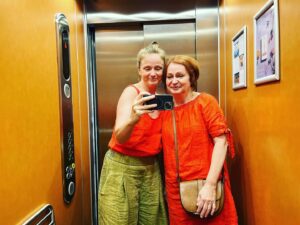 Marie Doležalová Instagram - To nejhezčí, co můžeme darovat je společný čas. (Dobře, k tomu Cote du Rhone na terásce hotelového pokoje a dopolední hydromasáž, ale to je proto, že si to máma za všechnu tu péči o nás fakt zaslouží.🙂) Takže diky, mami, že jsi mi za složený zkoušky z klavíru koupila kazetu super šmoulí disko šou. A díky, že když jsem poprvé v obchodě zahlédla jahodovou Milky way, ty už jsi ji dávno pro mě měla v tašce, abych ji ochutnala. Děkuju za všechno ostatní; co jsem ani nevnímala.❤️ tenhle pobyt je to nejmenší,  co si zasloužíš🙂 P.S.: Pokud máte třeba babičku, které byste chtěli říct velké díky, slíbila jsem v Tree of Life, že vám řeknu o balíčcích pro seniory. (Odkaz ve stories.) P.S.:Když projedete všechny tři fotky, je vidět, jak se zavírají dveře výtahu. Venku byly moje děti a nás zavolali do čtvrtýho patra. Děti se zmateně toulali mezi svatebčani ve foyeru. Takže trochu “Doležalky” styl😃😃 @treeofliferesort