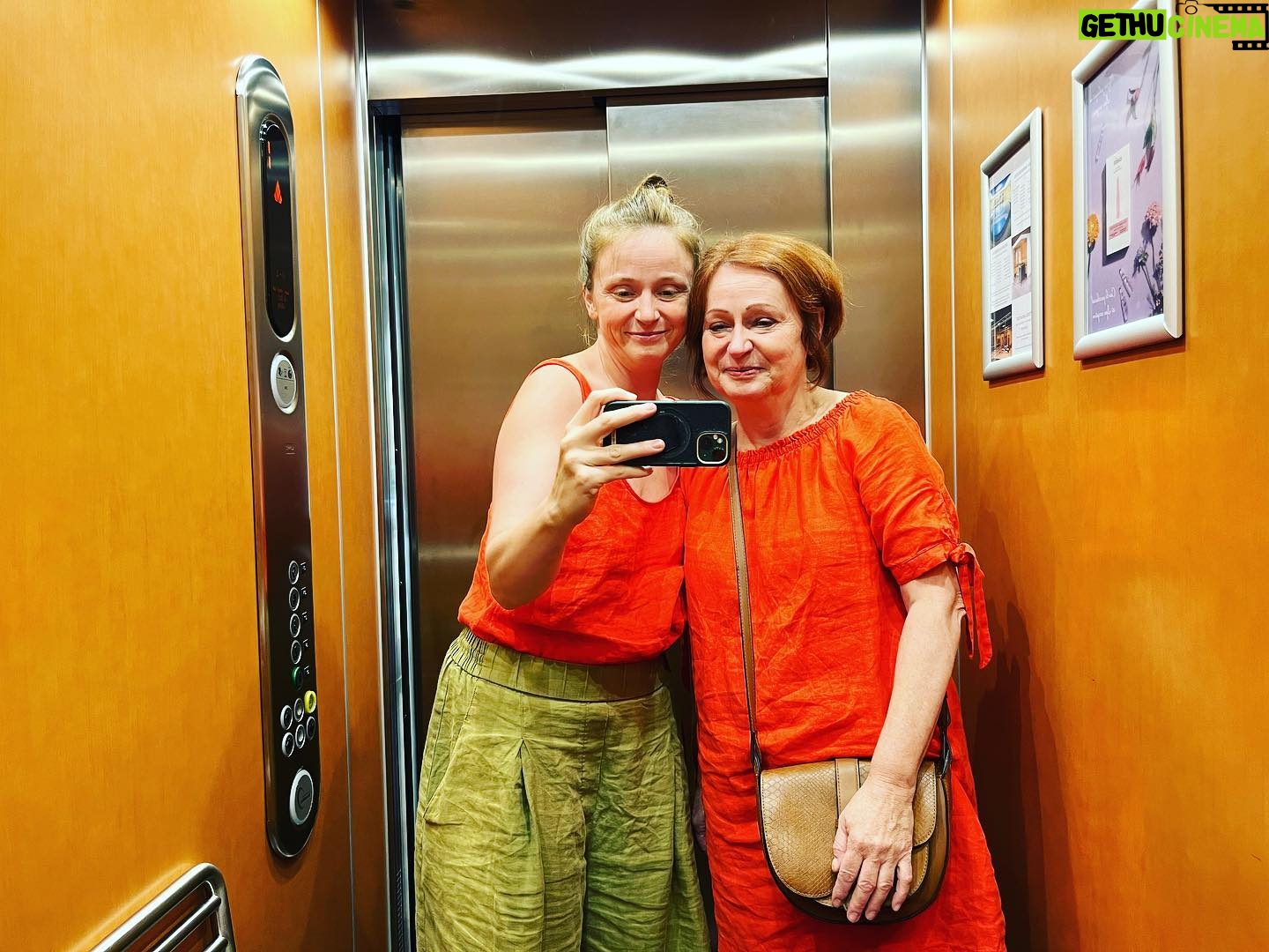 Marie Doležalová - 1.1K Likes - To nejhezčí, co můžeme darovat je společný čas. (Dobře, k tomu Cote du Rhone na terásce hotelového pokoje a dopolední hydromasáž, ale to je proto, že si to máma za všechnu tu péči o nás fakt zaslouží.🙂) Takže diky, mami, že jsi mi za složený zkoušky z klavíru koupila kazetu super šmoulí disko šou. A díky, že když jsem poprvé v obchodě zahlédla jahodovou Milky way, ty už jsi ji dávno pro mě měla v tašce, abych ji ochutnala. Děkuju za všechno ostatní; co jsem ani nevnímala.❤️ tenhle pobyt je to nejmenší, co si zasloužíš🙂 P.S.: Pokud máte třeba babičku, které byste chtěli říct velké díky, slíbila jsem v Tree of Life, že vám řeknu o balíčcích pro seniory. (Odkaz ve stories.) P.S.:Když projedete všechny tři fotky, je vidět, jak se zavírají dveře výtahu. Venku byly moje děti a nás zavolali do čtvrtýho patra. Děti se zmateně toulali mezi svatebčani ve foyeru. Takže trochu “Doležalky” styl😃😃 @treeofliferesort