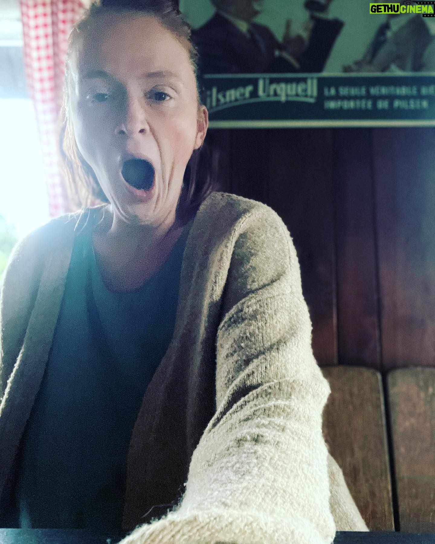 Marie Doležalová - 1.8K Likes - Nádherná chata v horách; čtyři mámy, čtyři děti, čtyři babičky. Pět dní dovolený, jak píšou i jiné matky, tak a teď by to chtělo dovolenou. Výhledy malebný, děti roztomilý, jídlo vydatný, příroda kolem. Tak nevím, proč mám v telefonu toto. To bylo dnes v šest ráno. Chtěla jsem se vyfotit, že mi to připadalo, že mám pěkný šaty a vlasy.Ten zív je stoprocentně pravej. Ale když skoro celà výprava odjela, pustily jsme dětem dvojitou porci pohádek a zavzpomínaly s terkou nad kafem, jak jsme kdysi divočily. (V mým případě dvě celé historky za život.) kdysi. dávno. V jiným životě….😀😀 P.S.: Bez spoluprácí na mým instáči jsme teď trochu chudší, ale zase nemusím tlačit ty malebný křeče. A ta pravda mě teda slušně baví. Ta je k nezaplacení. Takto vypadá dovča, takto. Když vám ji nikdo nezaplatí za zmínku. Když jste to vy😀 P.S.2: děkujeme babičky!!!!