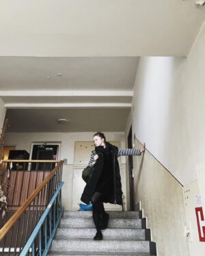 Marie Doležalová Instagram - Dejte si pozor na falešný velký gesta. Dejte si pozor na dárky, co maj jenom zavřít pusu. Taky pozor na velkolepý obřady, který maj bejt hlavně vidět. (Věděli jste, že lidé s pompézní svatbou se rozvádí podle statistik daleko častěji, než trapně skromné svatby?) Dejte si pozor na svátky, který jsou reklamním trikem. Dejte si pozor na Valentýn!!!! 
P.S.: omlouvám se, že zním jako nějaká demonstrace. Je to hezký, když to od srdce slavíte. Rozhodně nehejtuju nikoho, kdo dává dárky a jakkoli slaví lásku, i tento den. 
P.S.2: Jen jsem proste chtěla říct, že maličkosti jsou víc než gesta. Upřímnost a vstřícnost každej den je víc než diamant. Romantika je divoký zvíře, co přijde spíš omylem, než když to až moc chystáš!!!!!!🌚🪬🛁