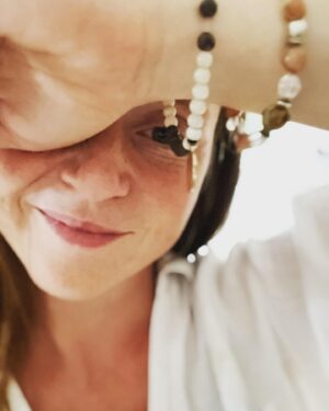 Marie Doležalová Instagram - Součástí rodičovství, strašně důležitou, je soustavně pracovat na svým vlastním štěstí. Nemyslím to povrchový štěstí, z toho při “poctivým” rodičovství skoro nic nezbyde- spánek, večeře ve dvou, dovolené, wellneska kde se wellnesuješ, čokoláda k obědu…tyhle drobný šťastlivinky na dloooouho jdou někam, a vlastně je to krásný, že je tady někdo, kvůli komu to najednou obětujeme- někdo řekl, že dospělý jsme ve chvíli, kdy máme někoho raději než sebe…Dnes mám na mysli hluboký štěstí. To, diky kterýmu naše děti vnímáme a dokážeme, aspoň někdy s nima i blbnout. Co v našich životech nám dlouhodobě svírá duši až do stavů, že jsme na svý děti hnusný, řveme a ujede nám to? Musíme to najít, pojmenovat, nechat se pomoct, nebo aspoň psát si deník, tam se dobře ukáže to, co se pořád opakuje a to, co nám pořád ubližuje. Byt s našimi dětmi v přítomnosti- největší dar. Ale taky nejtěžší věc, je toho tolik v duši, co se děje….můj objev před půl rokem: kniha Probouzení zranitelnosti,Krishnananda Trobe. Bible pochodů v nás, mechanismů, jak neustále utíkáme od bolesti a strachu. Přestat utíkat a postavit se čelem…je magický. Fakt. Pracovat na sobě, na svým štěstî; je pro naše děti strašně moc. Díky tomu nás totiž můžou chvílema doopravdy potkat.❤️