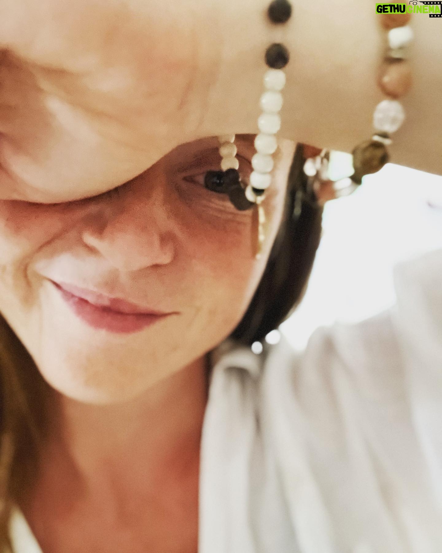 Marie Doležalová - 1.1K Likes - Součástí rodičovství, strašně důležitou, je soustavně pracovat na svým vlastním štěstí. Nemyslím to povrchový štěstí, z toho při “poctivým” rodičovství skoro nic nezbyde- spánek, večeře ve dvou, dovolené, wellneska kde se wellnesuješ, čokoláda k obědu…tyhle drobný šťastlivinky na dloooouho jdou někam, a vlastně je to krásný, že je tady někdo, kvůli komu to najednou obětujeme- někdo řekl, že dospělý jsme ve chvíli, kdy máme někoho raději než sebe…Dnes mám na mysli hluboký štěstí. To, diky kterýmu naše děti vnímáme a dokážeme, aspoň někdy s nima i blbnout. Co v našich životech nám dlouhodobě svírá duši až do stavů, že jsme na svý děti hnusný, řveme a ujede nám to? Musíme to najít, pojmenovat, nechat se pomoct, nebo aspoň psát si deník, tam se dobře ukáže to, co se pořád opakuje a to, co nám pořád ubližuje. Byt s našimi dětmi v přítomnosti- největší dar. Ale taky nejtěžší věc, je toho tolik v duši, co se děje….můj objev před půl rokem: kniha Probouzení zranitelnosti,Krishnananda Trobe. Bible pochodů v nás, mechanismů, jak neustále utíkáme od bolesti a strachu. Přestat utíkat a postavit se čelem…je magický. Fakt. Pracovat na sobě, na svým štěstî; je pro naše děti strašně moc. Díky tomu nás totiž můžou chvílema doopravdy potkat.❤️