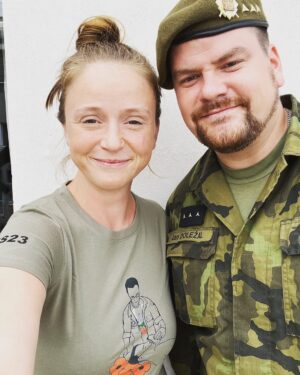 Marie Doležalová Instagram - Tohle jsou trička s motivem z reálné práce vojenských záchranářů, jejichž koupí přispějete na podporu vojenských příslušníků v případné životní nouzi. A to vedle mě je můj brácha Honza, který je vojenským záchranářem. Přišlo mi hezký se s ním v těch tričkách vyfotit a dát vám o tom vědět, kdybyste takový pěkný chtěli mít a přispět❤️ z každého trika jde 100kč na podporu fondu solidarity. @zdravotnictviacr  @tacticute_cz grafická podoba: @blackflagscompany @vojensky_fond_solidarity odkaz na trička přímo ve stories!🙂