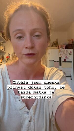 Marie Doležalová Instagram - Skončily prázdniny, už je zase potkávám na hřištích, všechny ty prázdninama a létem zničený matky. I přesto, že to spoustě jiným bude připadat moc, já vím, že vás je tam venku hodně, kdo tohle potřebujete slyšet!!!!🤣❤️