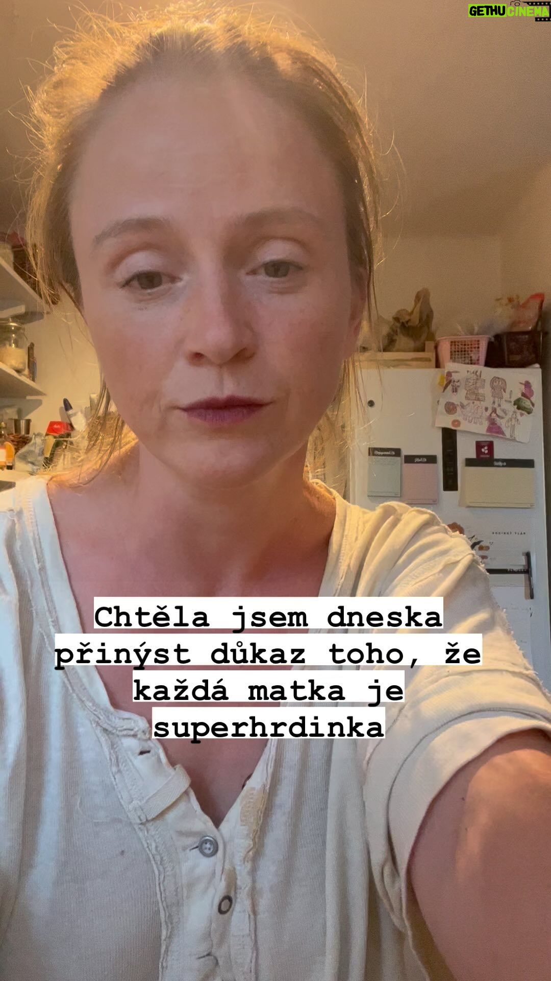 Marie Doležalová - 3K Likes - Skončily prázdniny, už je zase potkávám na hřištích, všechny ty prázdninama a létem zničený matky. I přesto, že to spoustě jiným bude připadat moc, já vím, že vás je tam venku hodně, kdo tohle potřebujete slyšet!!!!🤣❤️