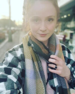 Marie Doležalová Instagram - Tak jo, je mi jasný, že to máte určitě stejně jako já, mámy.Tak nějak odmala vašeho mimina předpokládáte, že okolí bude sledovat, jestli už nejste moc vyřízený a ve správnou chvíli vám mimino vyrve z rukou a donutí vás jít někam třeba do sauny. (Nějak se to nestane.) Na druhou stranu to vaše okolí je celou dobu, nejen, když máte mimino čerstvý, ale i potom, když vaše dítě roste a když máte dvě a dál, pořád připravený tady pro vás nějak být, čeká, až si o to řeknete. A to je právě ten průser, kvůli kterýmu kdejaká máma může totálně vyhořet, protože jsou z nás takový, kterým připadá naprosto příšerně strašný někoho poprosit, aby si vzal děti, protože přeci zaprvé nelze přiznat, že to všechno nezvládám a zadruhé to je hrozná zrada těm malým miláčku a pokud je dost miluju, tak to přece zvládnu bez pomoci, že? Jsou takový mámy, který si teď budou ťukat na čelo, protože tohle neznají a umí se o sebe správnou mírou postarat a dat se zdravým způsobem na první místo- občas. Tak jsme tu ale taky ještě my, co si tak nějak pošahaně myslíme, že našim dětem pomůže, když se úplně vyničíme. Takže jenom chci říct, že když vám to budu radit já, tak to je opravdu rada od amatéra číslo jedna v péči o sebe, ALE! Jakýmkoli způsobem si vzít čas na sebe, i kdyby to měla být nějaká zatoulaná hodina jednou za dlouhý čas, je matky moc důležitý! A není to sobecký, protože vy se přitom obnovujete a hlavně se přitom obnovuje celý ten čerstvý pohled na věc. Ten pocit, že potřebujete týden na wellness mizí asi po hodině a půl bez dětí, ty mateřský baterky se dobíjejí daleko rychleji, než se zdá, takže na to nezapomínejte, házejte se do nabíječky a nezapomínejte, že opravdu vždycky to nějak jde. Konec mojí promluvy, tahle velká osvícená řeč vznikla jenom z toho, že jsem se na konci roku po svátcích málem úplně totálně složila a rozhodla jsem se začít trochu jinak. Ale už vím jak a odkud, a když se mi podíváte na tý fotce do očí, tak budete a trochu víc vědět, jaký je to pocit♥️ #matkysobě #kdotoneumitentouci