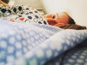 Marie Doležalová Instagram - Si myslím, že je to někdy tak k vzteku bejt kluk. Třeba dospělý- ty budou vždycky víc nadšený z holčiček. Jak si k sobě přizeně sednou na deku, stříhaj si, staraj se o sebe s dalšími holčičkama navzájem, pěstujou ty vztažíčky a jsou roztomilý. (Jako dospělá to na holčičkách miluju taky, je to tak sladký.) A kluci? Zkoumaj, cloumá s nima touha pochopit, testovat a měnit svět. Jo, takhle napsaný je to super, ale co vidí dospělý, když tohle kluci dělaj? Viděj, teda některý, to horší pohlaví, viděj to zlobení. Kroutěj hlavou, otrávený. Nařezat. Podívej, jak vona je hodná. (Holčičky miluju. Ta moje, na všem se domluvím, je tak sladká. Tolik bráškovi pomáhá. Dokáže si sedět a malovat a moje srdce taje láskou. Tohle není post proti holčičkám.) Co si přejou nejvíc kluci? Bejt úžasný. Ale pro ty malý je to někdy k vzteku. Co by měli udělat, aby pro dospělý lidi, chlapy, dědy, byly úžasný? Měli by bejt tvrdý a odvážný. To zatím nejsou. Neměli by brečet. To neuměj. Kluci potřebujou holky, aby jim ukázaly, jak jsou úžasný. Tak na to myslete, holky. Že jsou kluci úžasný, a že to někdy musí bejt k vzteku bejt kluk.🙂❤️ #synáčkovénaši