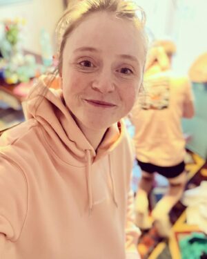 Marie Doležalová Instagram - Terka má nový mikiny. Bylo jí blbý mě poprosit, jestli bych je nesdílela. Trochu jsem se snažila hrát si s Markem na ni a na Matyho (mrkněte u ní, jak maj fotky těch mikin vypadat, logo nemá být rozmazaný, lidi maj pózovat nádherně, děti maj bejt zachycený něžně…no jasně, kecám, ani chvíli jsem si nemyslela, že se mi podaři do této minikampaň dostat cool prvek. Jak už víte- mimoňství je už naše značka😀😀) takže přišly mikiny s nádherným potiskem, pro nás všechny, Marek řek, že růžovou jo, Rudy řek, že růžovou ne, Alfí nechce zelenou, ale růžovou potřebuje dvakrát, i pro nejlepší kamarádku, všechny maj na zádech úžasnej obraz, co autorovi pomáhaly kreslit děti, na všech je zase Láska je- Heleďte, tohle se má tvářit jako reklama, ale žádná reklama to není, protože Terka moc dobře ví, že všechno to zboží bude zhruba za den, maximálně dva úplně pryč, takže tohle není žádná influenceřina, Já jsem vlastně dostala možnost Dát vám to vědět právě teď, kdy to tam na eshopu visí a vy díky tomu máte jedinečnou šanci si taky něco urvat, protože jindy to vždycky urvou jenom její sledující!😂😂 Je to biobavlna, fair wear a Gots certifikát, taky to má certifikát “božsky jemné”, mezinárodní evropské označení “nejvíc ťuťu růžová” a na cedulce vevnitř je “nosí Terka Ramba”. Jestli si ty mikiny a trika pořídíte, prej tam přidaj i malým písmem “a Saša z Comebacku”, tak šup! Mrkněte na laskaje.CZ!!!! 🐹🎀💌 @tereza.voriskova