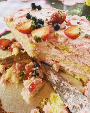 Marie Doležalová Instagram - Miláček Alfí má pátý narozeniny. Holčičko naše, jsi nejkrásnější dáreček🎀 @dreampicnic.cz, po dortové stránce znovu s vámi. Bojovka trvala přes hodinu, spousta úkolů a na konci byla tahle vaše princezní krása!🙂
