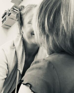 Marie Doležalová Instagram - Poslední měsíce jsou u nás docela velkej fičák. Ani nevím, jak to přišlo, ale najednou jsou tu dvě bytůstky se svou vlastní vůlí, dvě děti, co si se mnou chtěj hrát, ale každý jinak, a někdy i dvoje uražený ramínka. Je to hustý!! Fakt hustý. Něčím se to stává úplně boží, protože už si povídàme, blbneme, parťačíme…a hlavně už jsou děti spokojený i s někým jiným, takže se mi v životě objevují obrovský ostrovy (třeba tři hodiny!!) času na sebe, pro sebe, wau! Jenomže zároveň už jsme na takový ůrovni komunikace, že třeba i v jeden den slyším “Ty máš radši Rudinka a hraješ si víc s nim” a za chvíli “Já myšlel, ze ty víc láda Alfí.” A je tu flashback na podzim přes dvě lety, kdy tu byly dvě mimina, co mě hrozně potřebovaly, ale každý jinak, a já se nemohla chvíli ani nadechnout, tou snahou a pocitem, že vlastně ani jeden nemá dost. No tak mám to znova, ale tak nějak to ještě víc bolí; nejvíc mě bolí, že ty naše dny jsou taková jízda, že proste nestíhám splňovat svou vlastní predstavu laskavý maminky. Křičím, vydírám k odchodu z bytu, někdy, když jsem v oslabení taky plačtivě hraju na city. Strašná nespokojenost!!! Je to jízda jako na raftu mezi kamením, snažit se znova začít rozpoznávat svoje potřeby, hledat se, bejt tady pro oba, vytyčovat hranice, bejt ta dospělá, co situaci zvládne…nejvíc to poslední dny ladí, když řeknu dětem co nejvíc upřímně, co cítím. To vlastně vůbec neumím! A hlavně, a to jsem chtěla dnes jediný říct, mi pomáhá neviditelný, ale moc podpůrný vedomî, že přece MŮŽU jít po malejch krůčkách, že přece nic není hned jiný, každej den můžu něco malýho udělat tak, jak přece chci, jednou třeba myslet na sebe a nespustil se hned v nahovno ránu na vlně cukru a kofeinu, jindy nápadem udělat něco jinak, jindy leností,no tak se na to cvičení v sokole vyprdneme…často prostě slevováním z představ. Nemusím mít pevný hranice vždy a všude, tak jak bych chtěla, ale můžu se o to znova a znova snažit. Jsem sice se sebou nespokojená tak, ze by se mi chtělo mluvit sprostě, ale to neznamená, že každý další den, každá další situace není šance k laskavosti. Jo, je! A tak už si večer nenadávám, jak jsem hrozná, ale klidním se. Dobrý, no co. Zítra, zítra začneme znova.❤️