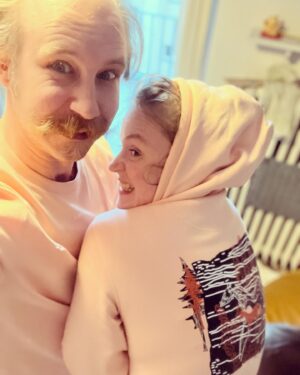 Marie Doležalová Instagram - Terka má nový mikiny. Bylo jí blbý mě poprosit, jestli bych je nesdílela. Trochu jsem se snažila hrát si s Markem na ni a na Matyho (mrkněte u ní, jak maj fotky těch mikin vypadat, logo nemá být rozmazaný, lidi maj pózovat nádherně, děti maj bejt zachycený něžně…no jasně, kecám, ani chvíli jsem si nemyslela, že se mi podaři do této minikampaň dostat cool prvek. Jak už víte- mimoňství je už naše značka😀😀) takže přišly mikiny s nádherným potiskem, pro nás všechny, Marek řek, že růžovou jo, Rudy řek, že růžovou ne, Alfí nechce zelenou, ale růžovou potřebuje dvakrát, i pro nejlepší kamarádku, všechny maj na zádech úžasnej obraz, co autorovi pomáhaly kreslit děti, na všech je zase Láska je- Heleďte, tohle se má tvářit jako reklama, ale žádná reklama to není, protože Terka moc dobře ví, že všechno to zboží bude zhruba za den, maximálně dva úplně pryč, takže tohle není žádná influenceřina, Já jsem vlastně dostala možnost Dát vám to vědět právě teď, kdy to tam na eshopu visí a vy díky tomu máte jedinečnou šanci si taky něco urvat, protože jindy to vždycky urvou jenom její sledující!😂😂 Je to biobavlna, fair wear a Gots certifikát, taky to má certifikát “božsky jemné”, mezinárodní evropské označení “nejvíc ťuťu růžová” a na cedulce vevnitř je “nosí Terka Ramba”. Jestli si ty mikiny a trika pořídíte, prej tam přidaj i malým písmem “a Saša z Comebacku”, tak šup! Mrkněte na laskaje.CZ!!!! 🐹🎀💌 @tereza.voriskova