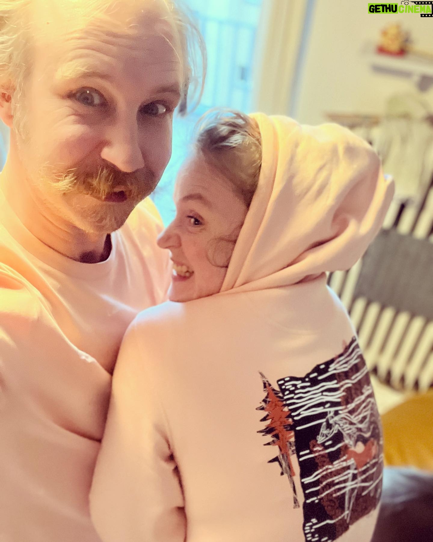 Marie Doležalová - 2.7K Likes - Terka má nový mikiny. Bylo jí blbý mě poprosit, jestli bych je nesdílela. Trochu jsem se snažila hrát si s Markem na ni a na Matyho (mrkněte u ní, jak maj fotky těch mikin vypadat, logo nemá být rozmazaný, lidi maj pózovat nádherně, děti maj bejt zachycený něžně…no jasně, kecám, ani chvíli jsem si nemyslela, že se mi podaři do této minikampaň dostat cool prvek. Jak už víte- mimoňství je už naše značka😀😀) takže přišly mikiny s nádherným potiskem, pro nás všechny, Marek řek, že růžovou jo, Rudy řek, že růžovou ne, Alfí nechce zelenou, ale růžovou potřebuje dvakrát, i pro nejlepší kamarádku, všechny maj na zádech úžasnej obraz, co autorovi pomáhaly kreslit děti, na všech je zase Láska je- Heleďte, tohle se má tvářit jako reklama, ale žádná reklama to není, protože Terka moc dobře ví, že všechno to zboží bude zhruba za den, maximálně dva úplně pryč, takže tohle není žádná influenceřina, Já jsem vlastně dostala možnost Dát vám to vědět právě teď, kdy to tam na eshopu visí a vy díky tomu máte jedinečnou šanci si taky něco urvat, protože jindy to vždycky urvou jenom její sledující!😂😂 Je to biobavlna, fair wear a Gots certifikát, taky to má certifikát “božsky jemné”, mezinárodní evropské označení “nejvíc ťuťu růžová” a na cedulce vevnitř je “nosí Terka Ramba”. Jestli si ty mikiny a trika pořídíte, prej tam přidaj i malým písmem “a Saša z Comebacku”, tak šup! Mrkněte na laskaje.CZ!!!! 🐹🎀💌 @tereza.voriskova